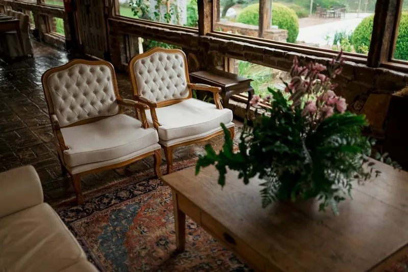 Club chair in pelle con struttura in legno massello