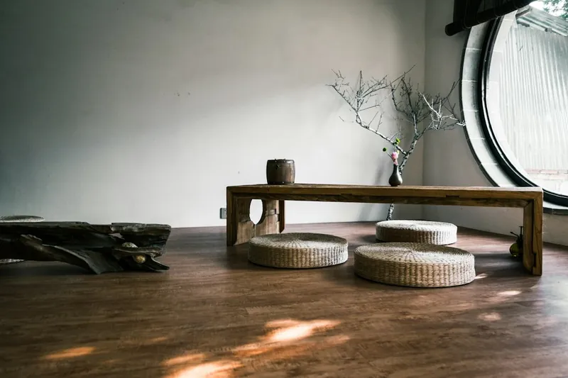 Bancs en cannage sur cadres bois massif