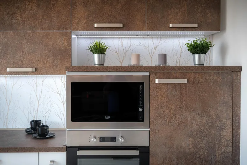 Buffetschrank mit Knochenintarsien