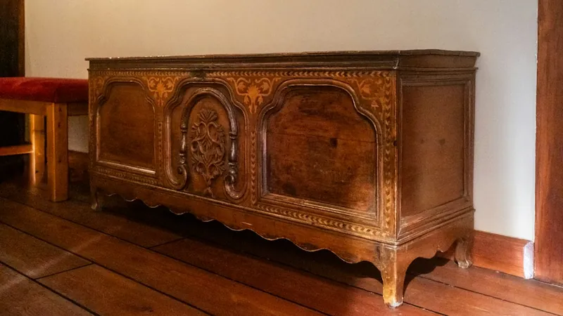 Mobilier en bois massif sculpté à la main fabriqué en Inde — armoire sculptée avec reliefs et travail ajouré