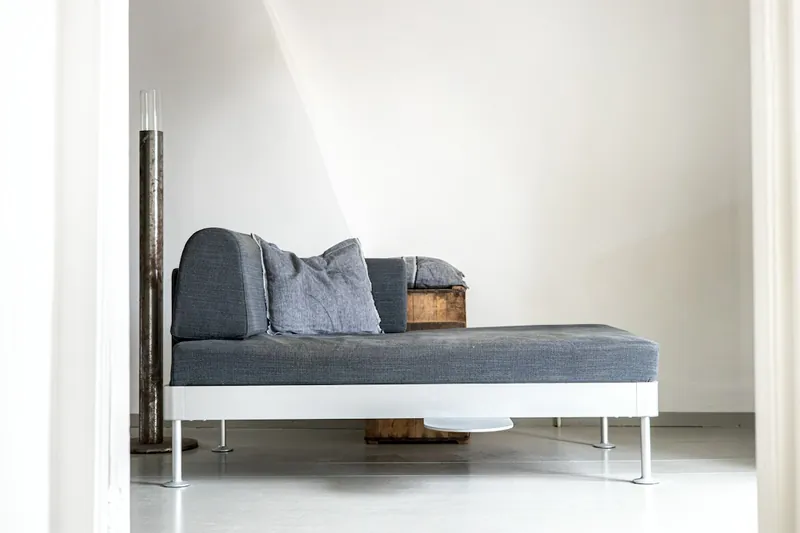Daybed mit Rücken aus Cane und Rattan auf einem Massivholzrahmen