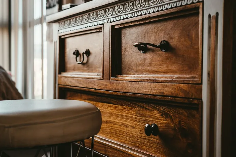 Verwitterte graue Massivholzkommode in der Restoration-Hardware-Ästhetik