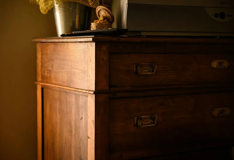 Commode en bois massif gris vieilli dans l'esthétique Restoration Hardware