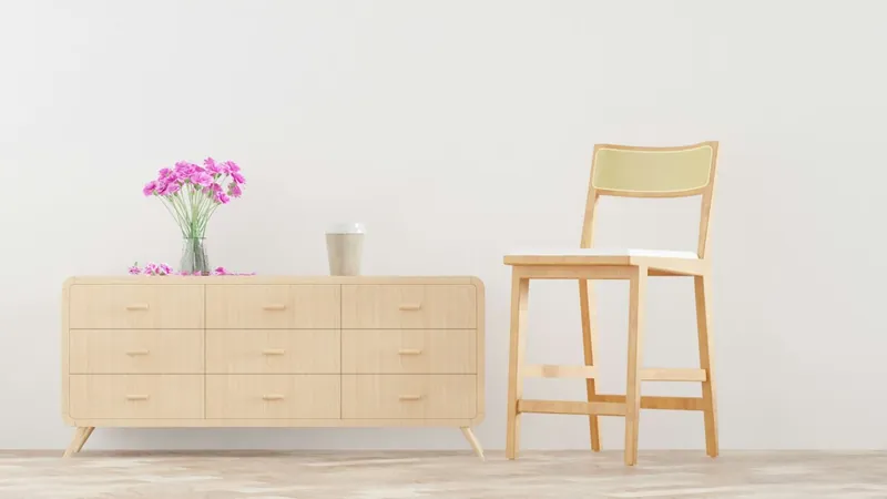 Hoher Schubladenschrank aus Massivholz