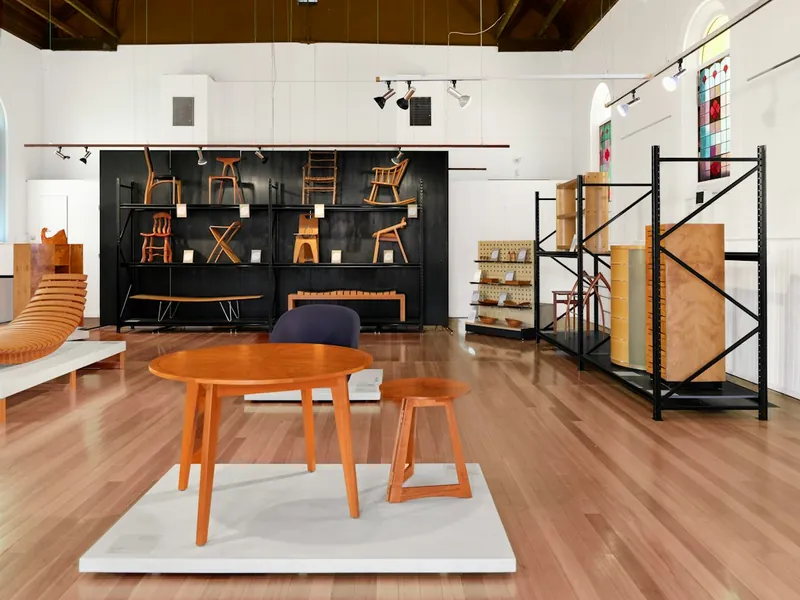 Scaffalature e tavoli da lettura per biblioteche in legno