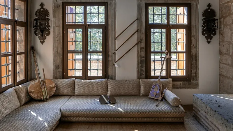 Leder-Ottomanen, Poufs und Bänke