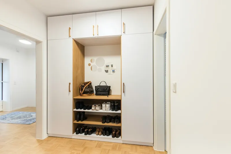 Massivholz-Kleiderschränke und Nachttischschränke fürs Bewohnerzimmer