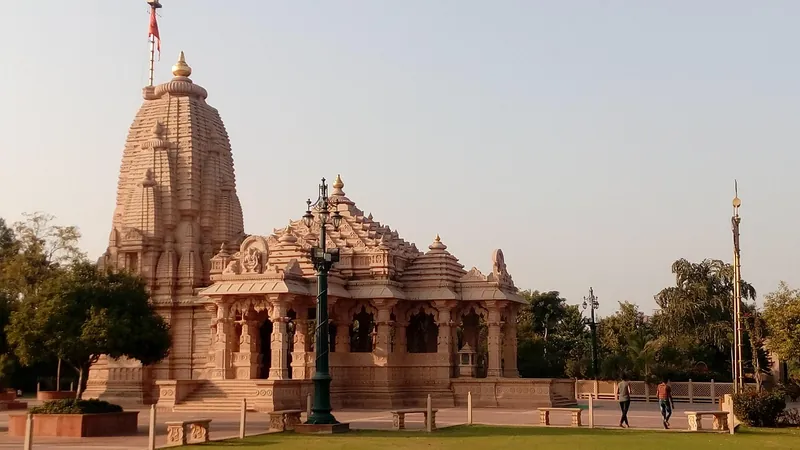 Handgeschnitzter Pooja-Mandir aus Massivholz mit Jali-Paneelen und Messingbeschlägen, gefertigt in Jodhpur