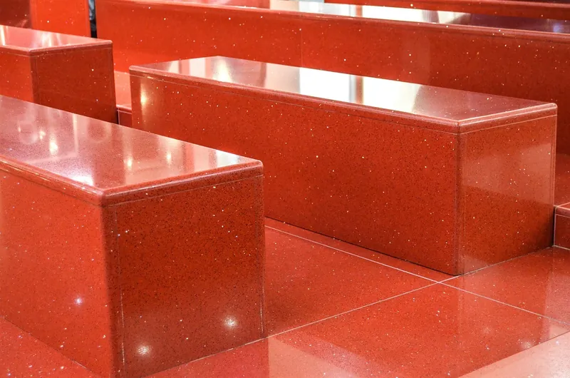 Terrazzo-Tischplatte mit Marmorsplittern auf einem Massivholzgestell, gefertigt in Jodhpur, Indien