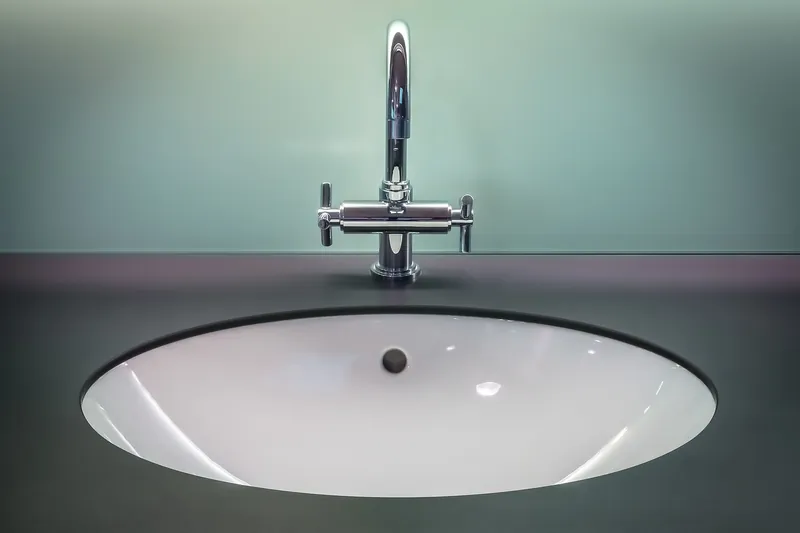 Handgetriebener, messingverkleideter Waschtisch mit Marmorplatte und Aufsatzbecken, handgefertigt in Indien
