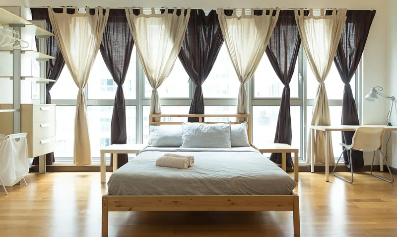 Solid mango wood bed with lustrous golden-brown grain, handcrafted in Jodhpur, India
