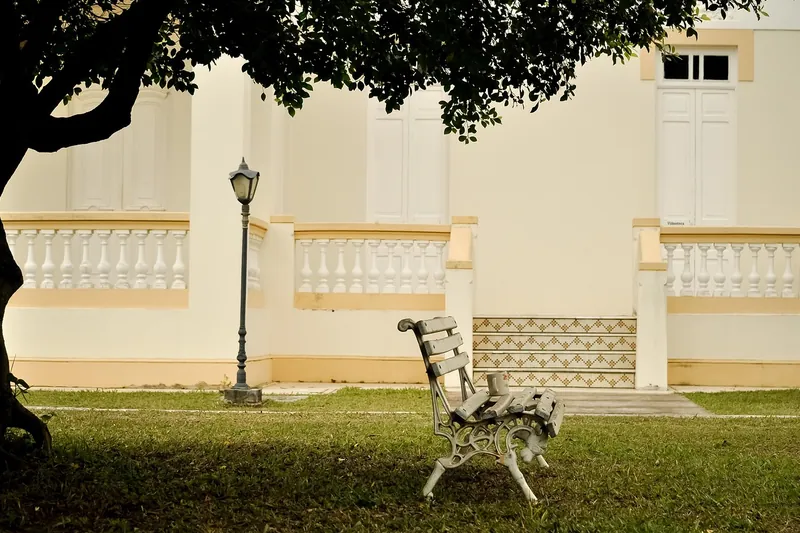 Colonial bench