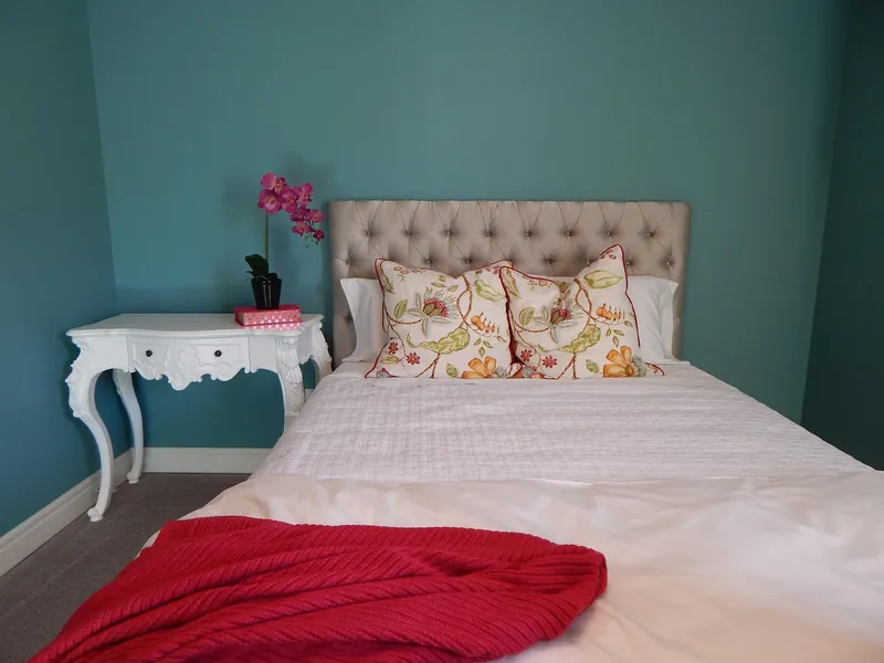 Solid acacia wood headboard with contrasting honey-to-chocolate grain, handcrafted in Jodhpur, India